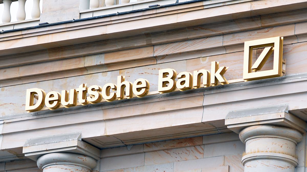 Akcie Deutsche Bank prudce padají a euro oslabuje
